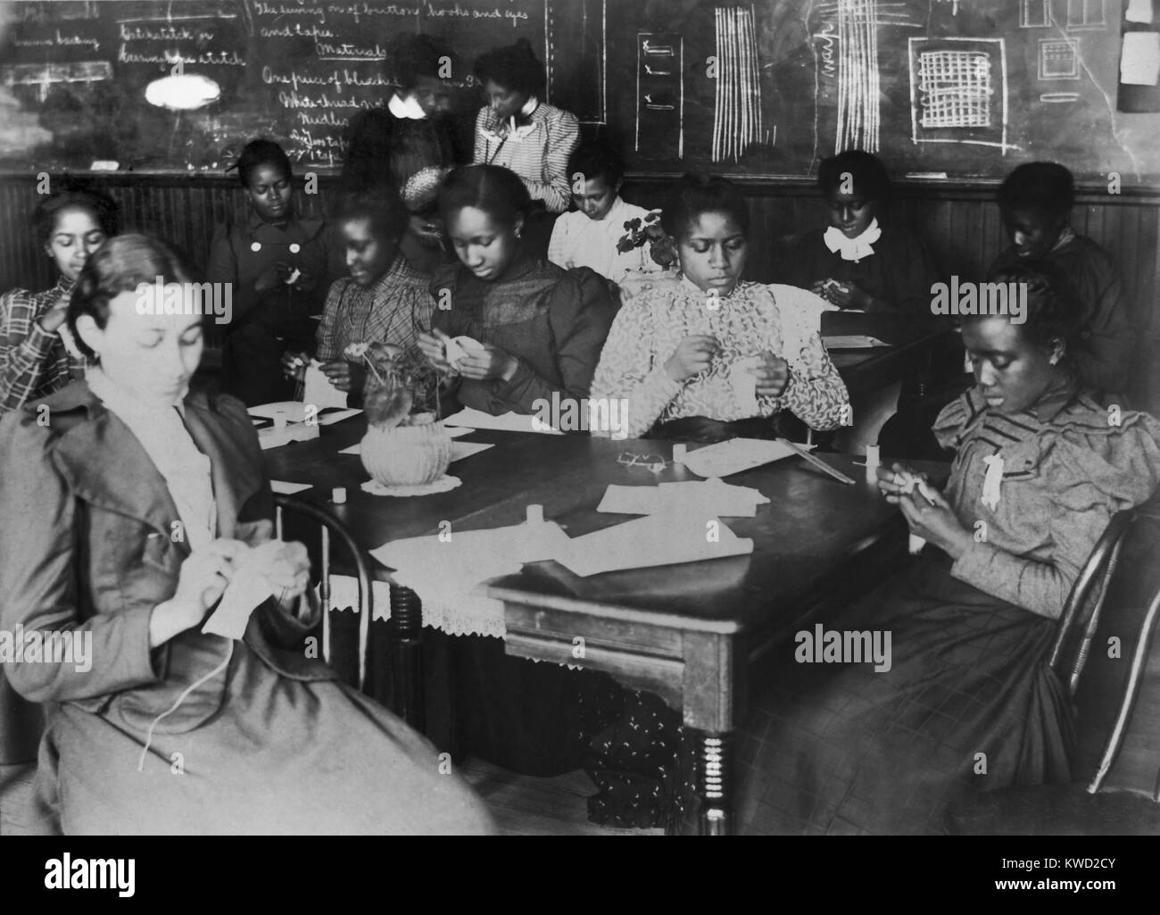 African American giovani donne nella classe di cucitura a Haines Normal and Industrial Institute, 1899. L' Augusta, Georgia, la scuola era stata noleggiata nel 1886 per servire la comunità afro-americana. Essa è cresciuta fino a includere un asilo attraverso Junior College curriculum (BSLOC 2017 20 143) Foto Stock