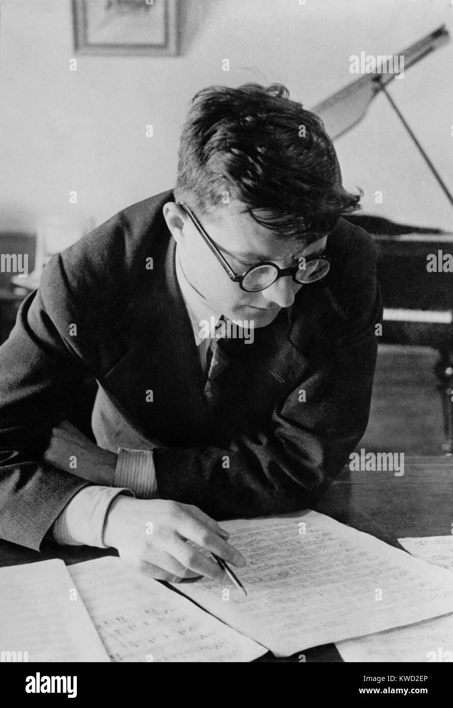 Dmitri Šostakovič, il compositore russo, studiando un pezzo di musica, 1942-43. Nel dicembre 1941 ha dedicato la sua Sinfonia n. 7 in do maggiore per la città di Leningrado, sopportando quindi il quarto mese era un nazista tedesco assedio, che potrebbe continuare per altri 2 anni (BSLOC 2017 20 184) Foto Stock