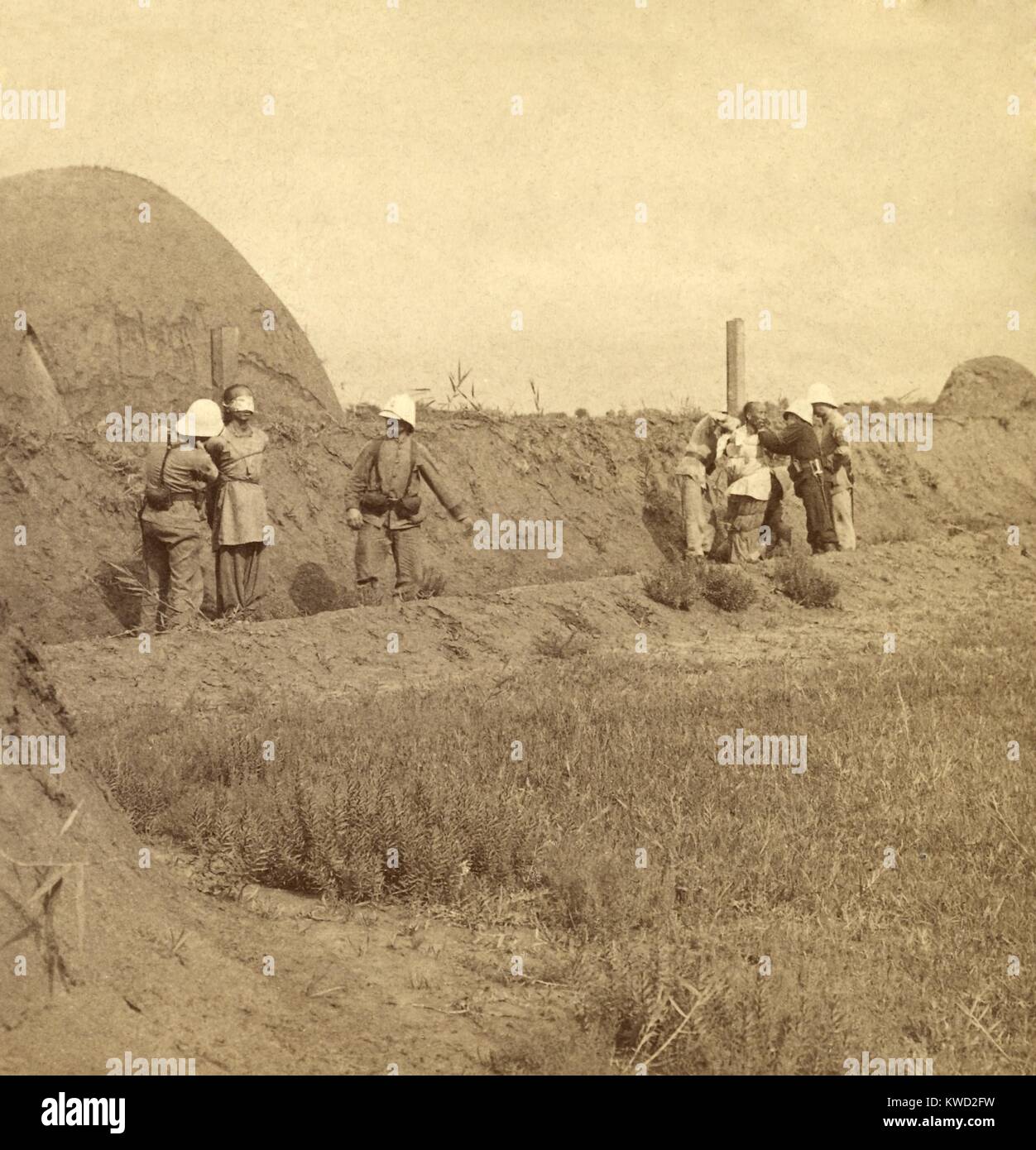 Occupando soldati francesi la preparazione di due prigionieri cinesi per essere sparato a Tianjin (Tientsin). Allied Expeditionary forze in Cina durante il Boxer Rebellion, 1900 (BSLOC 2017 20 37) Foto Stock