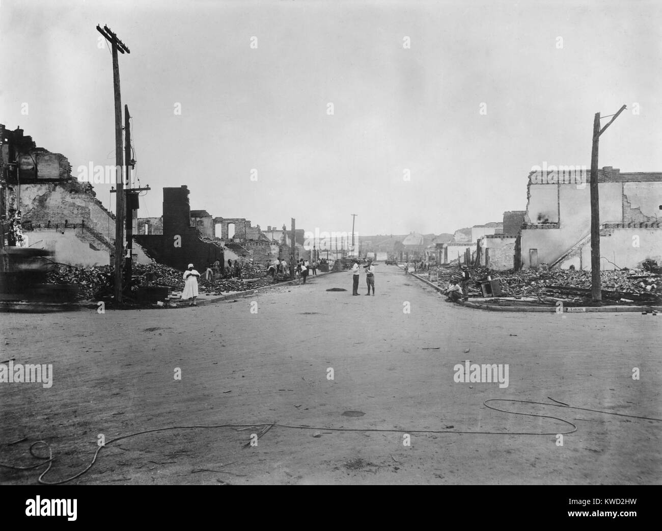 Rovinato street a Greenwood, dell'African American sezione di Tulsa, Oklahoma, Giugno 1921. Un armati Guardsman nazionale parla con un uomo della strada. In questo post WW1 emergenza, l'Illinois Guardia Nazionale hanno fatto il loro lavoro, protette e gli afroamericani i cittadini. In pre-WW1 tumulti in Springfield e (1908) e di East St. Louis (1917) elementi della Guardia Nazionale schierati con il White mobs (BSLOC 2017 20 82) Foto Stock