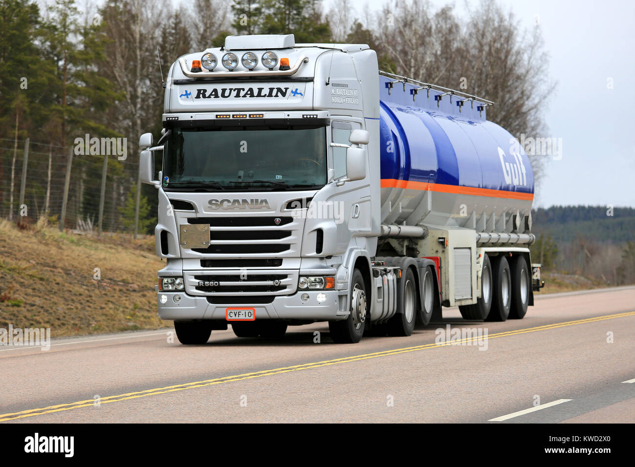 ORIVESI, Finlandia - 17 Maggio 2017: Scania R560 carburante Golfo semi tanker di M. Rautalin si muove lungo la strada in Finlandia centrale. Foto Stock