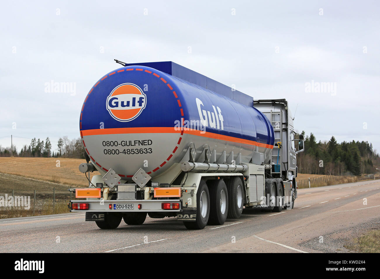 ORIVESI, Finlandia - 17 Maggio 2017: Scania R560 semi autobotte per il petrolio del Golfo per il trasporto del carburante di M. Rautalin sulla strada in Finlandia centrale. Foto Stock