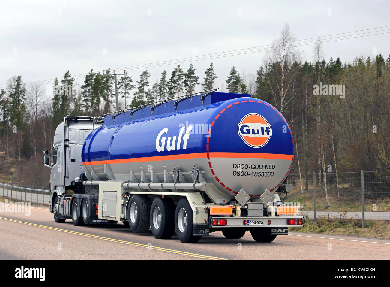 ORIVESI, Finlandia - 17 Maggio 2017: Scania R560 Golfo Olio combustibile semi autobotte di M. Rautalin sulla strada in Finlandia centrale. Foto Stock