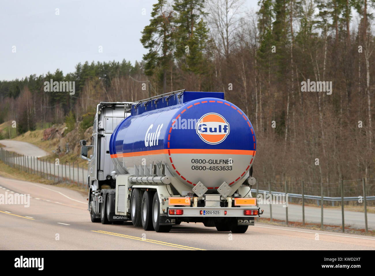 ORIVESI, Finlandia - 17 Maggio 2017: Scania R560 Golfo Olio combustibile semi tanker di M. Rautalin sulla strada in Finlandia centrale. Foto Stock