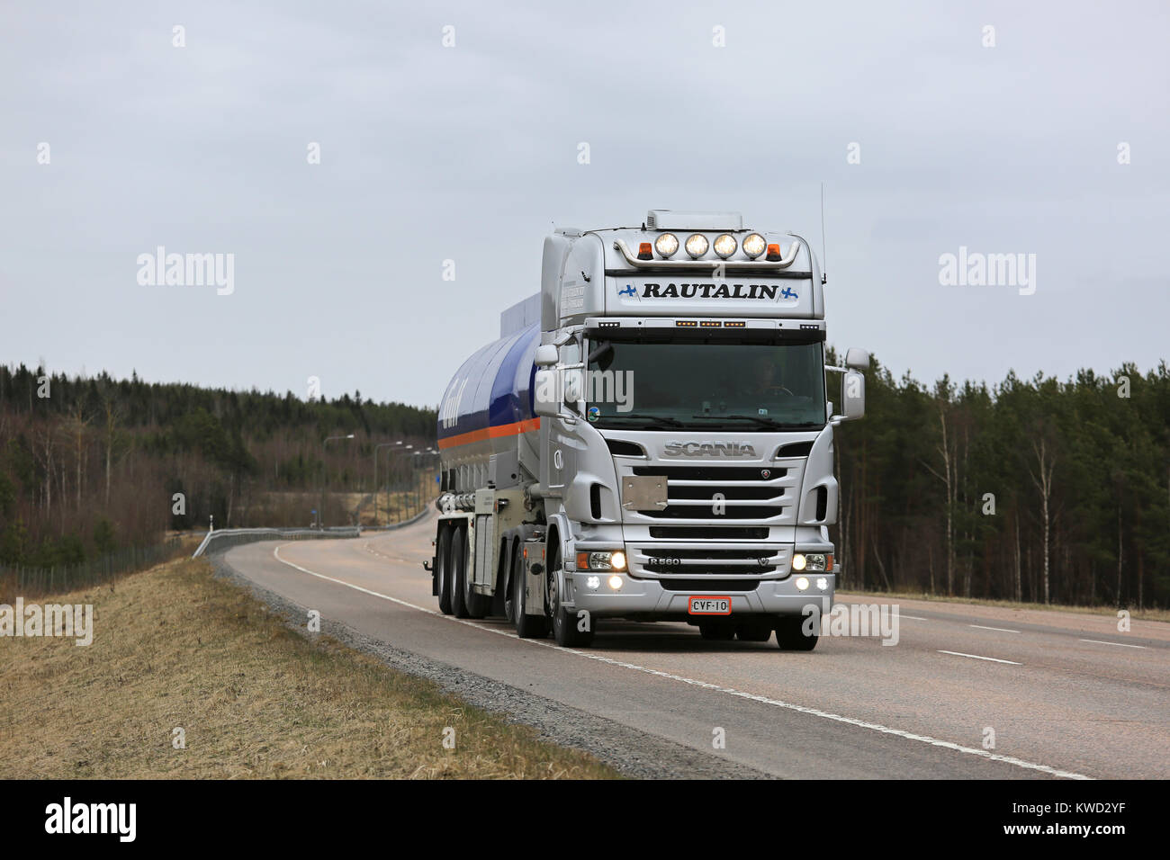 ORIVESI, Finlandia - 17 Maggio 2017: Scania R560 Golfo Olio combustibile semi tanker di M. Rautalin sulla strada in Finlandia centrale. Foto Stock