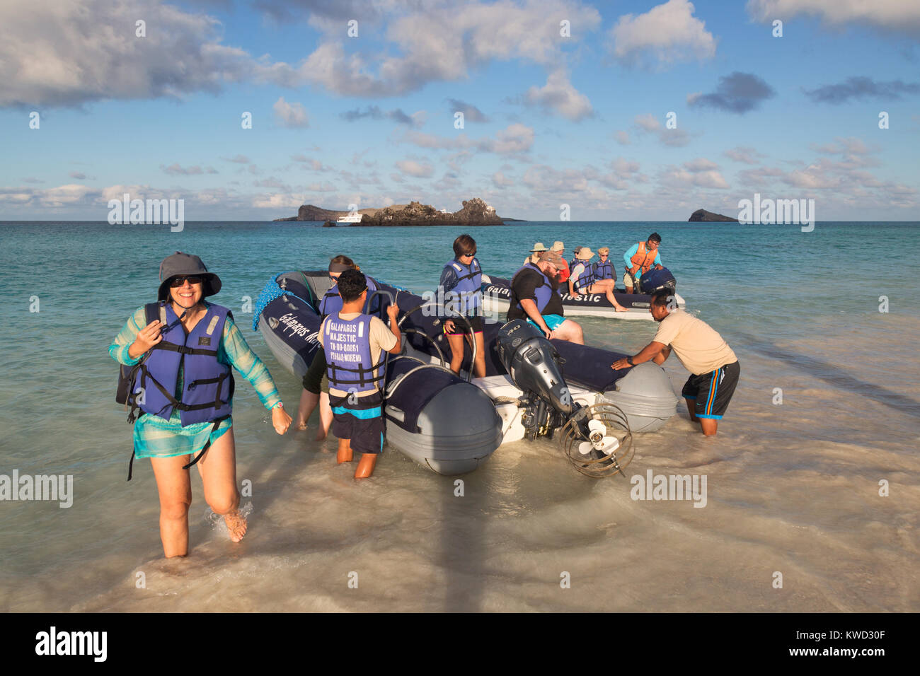 Le Galapagos turisti facendo un bagnato in atterraggio a all'Isola Espanola, Isole Galapagos, Ecuador America del Sud Foto Stock