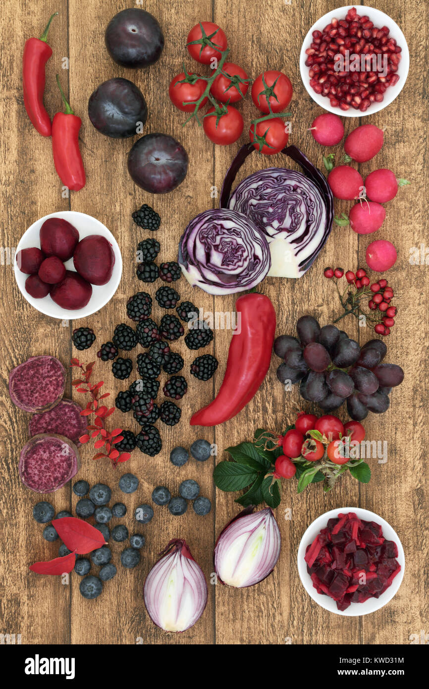 Cibo sano concetto con frutta e verdura di rosso, viola e azzurro colori molto alta in antocianine, vitamine, minerali e antiossidanti. Foto Stock