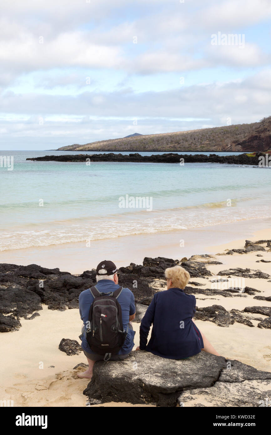 Le persone anziane in vacanza seduto sulla spiaggia, isola Floreana, isole Galapagos Ecuador America del Sud - Esempio di anziani travel Foto Stock
