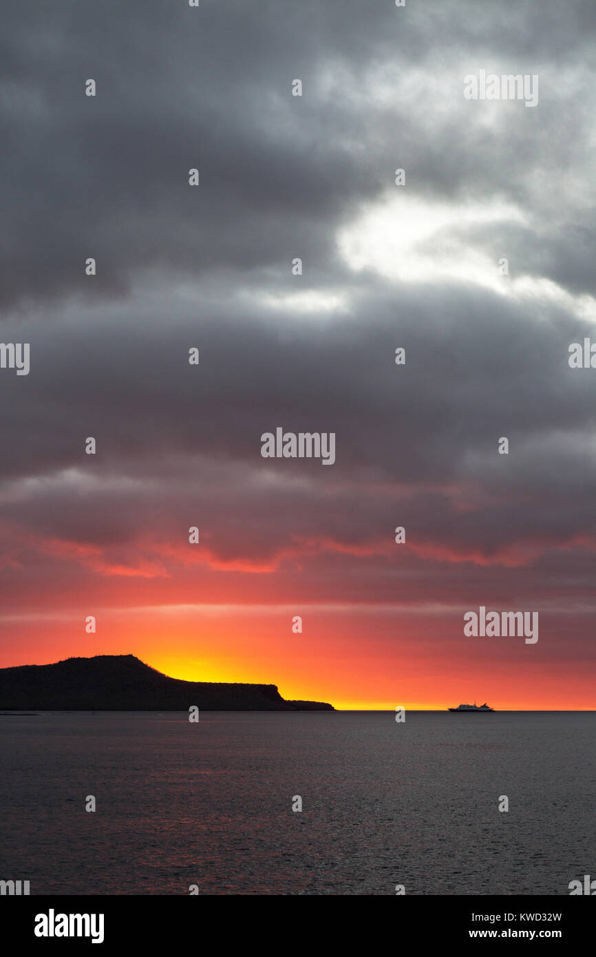 Isole Galapagos tramonto - tramonto sull isola Floreana, Galapagos, Ecuador America del Sud Foto Stock