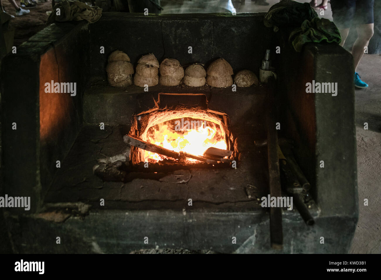 A legna bruciatore per evaporazione di zucchero di cocco sap a plantation, Tambon Kradangnga, Samut Songkhram, Thailandia. Foto Stock