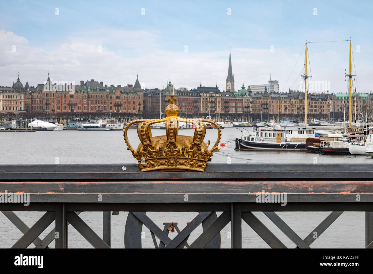 Corona dorata su Skeppsholmsbron, Stoccolma, Svezia, Europa Foto Stock