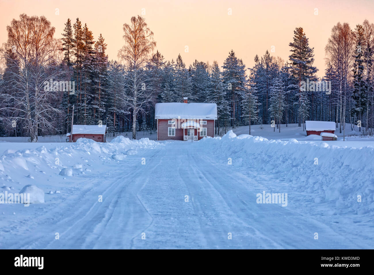 Rosso svedese cottage vicino a Lulea, Lapponia svedese, Svezia, Europa Foto Stock
