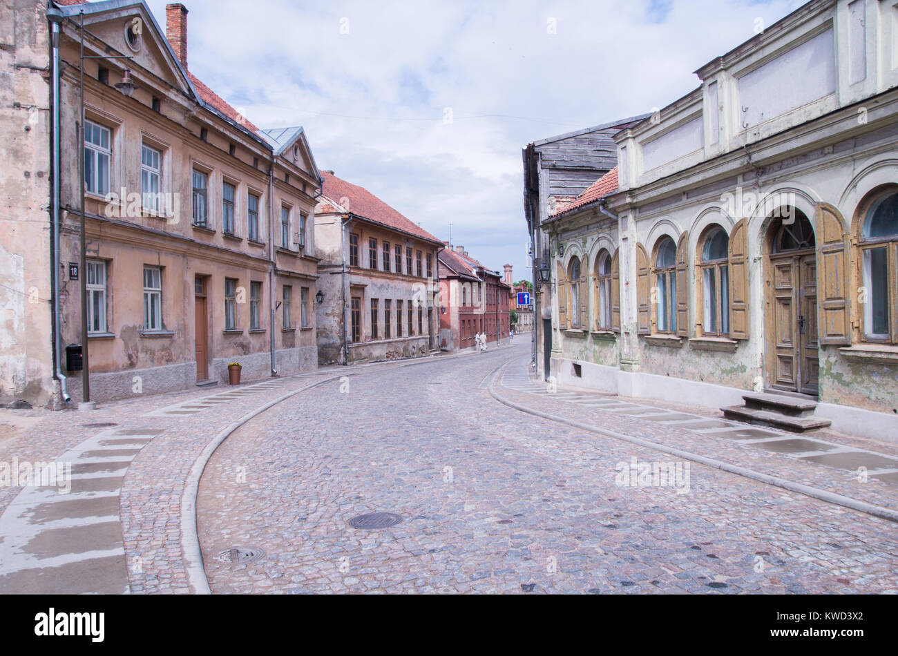 Una strada in un centro storico di Kuldiga con edifici vecchi e strada di ciottoli. Foto Stock