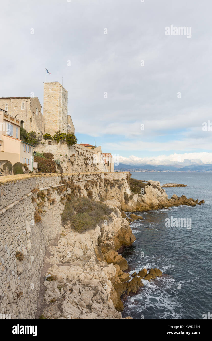 Tratto costiero, scogliere e il mare dietro il Museo Picasso di Antibes, in Costa Azzurra, Francia Foto Stock