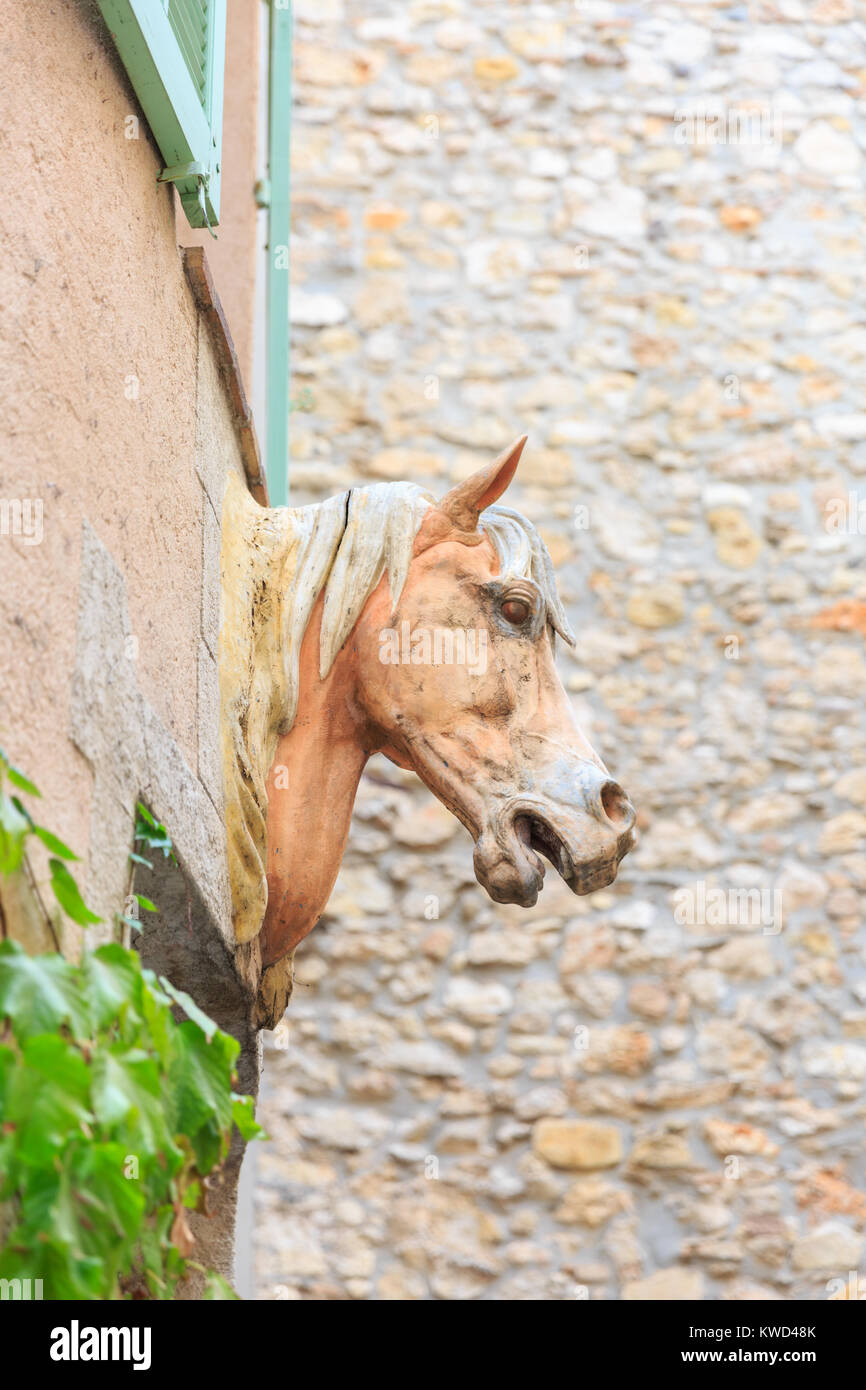 Decorativo in ceramica della testa di cavallo al di sopra di un residence a Antibes, Cote d'Azur, Alpes Maritimes, Francia Foto Stock