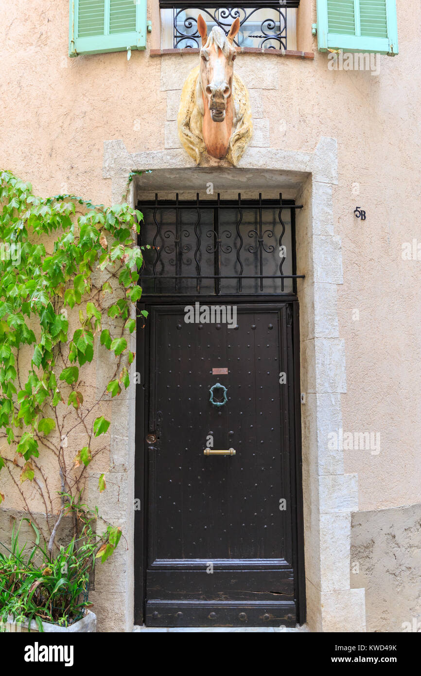 Decorativo in ceramica della testa di cavallo al di sopra di un residence a Antibes, Cote d'Azur, Alpes Maritimes, Francia Foto Stock