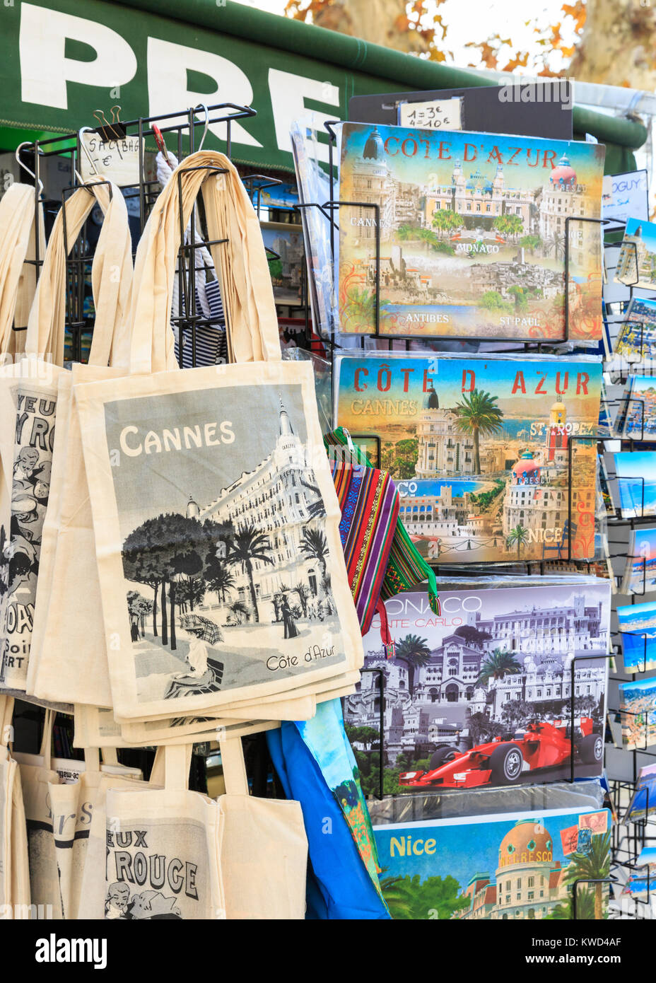 Souvenir cartoline, doni e calandre a edicola display in Cannes, Costa Azzurra, Francia Foto Stock
