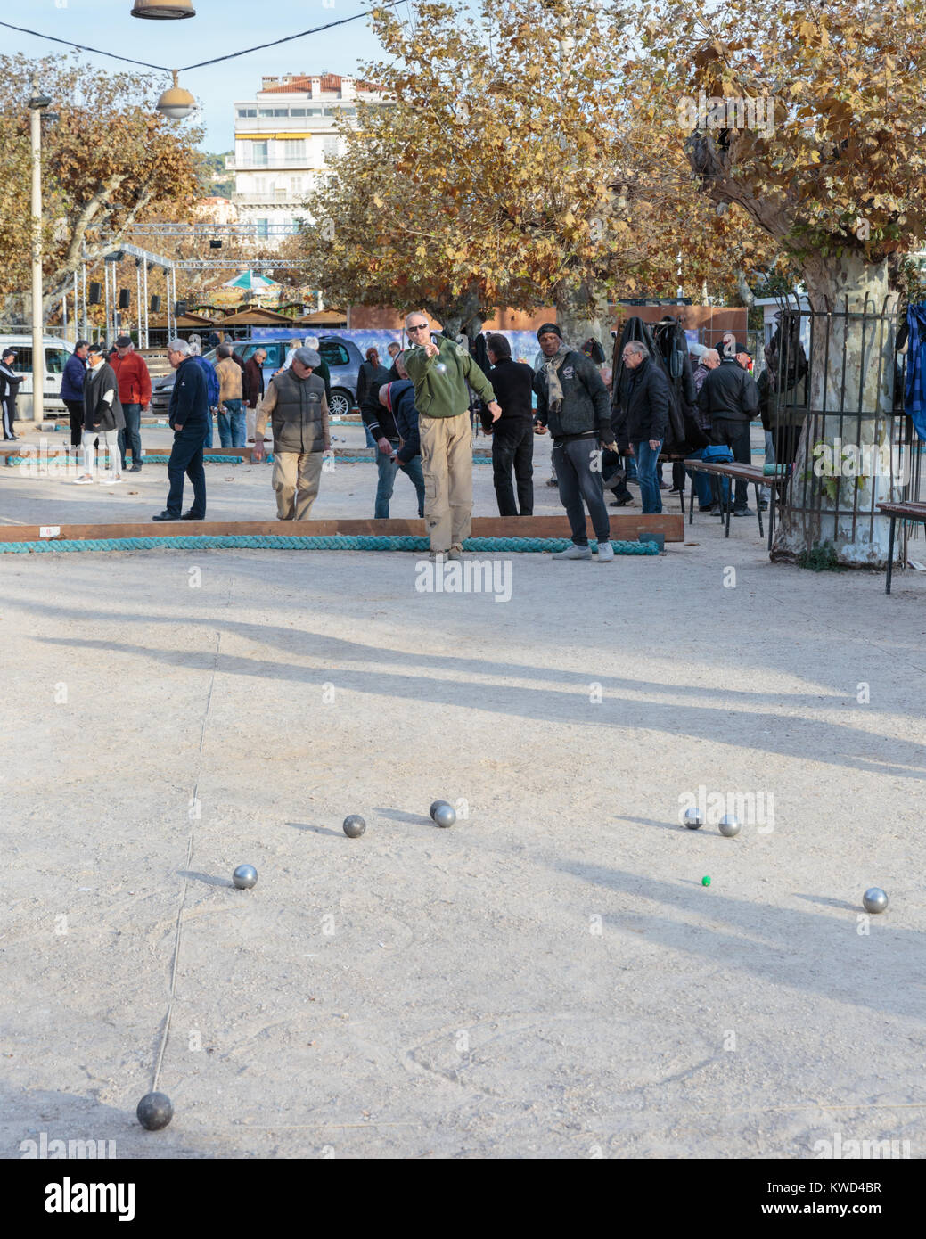 Un gruppo di uomini a giocare a bocce o a bocce, un tipico francese per il gioco della palla, a Cannes Riviera francese, nel sud della Francia Foto Stock