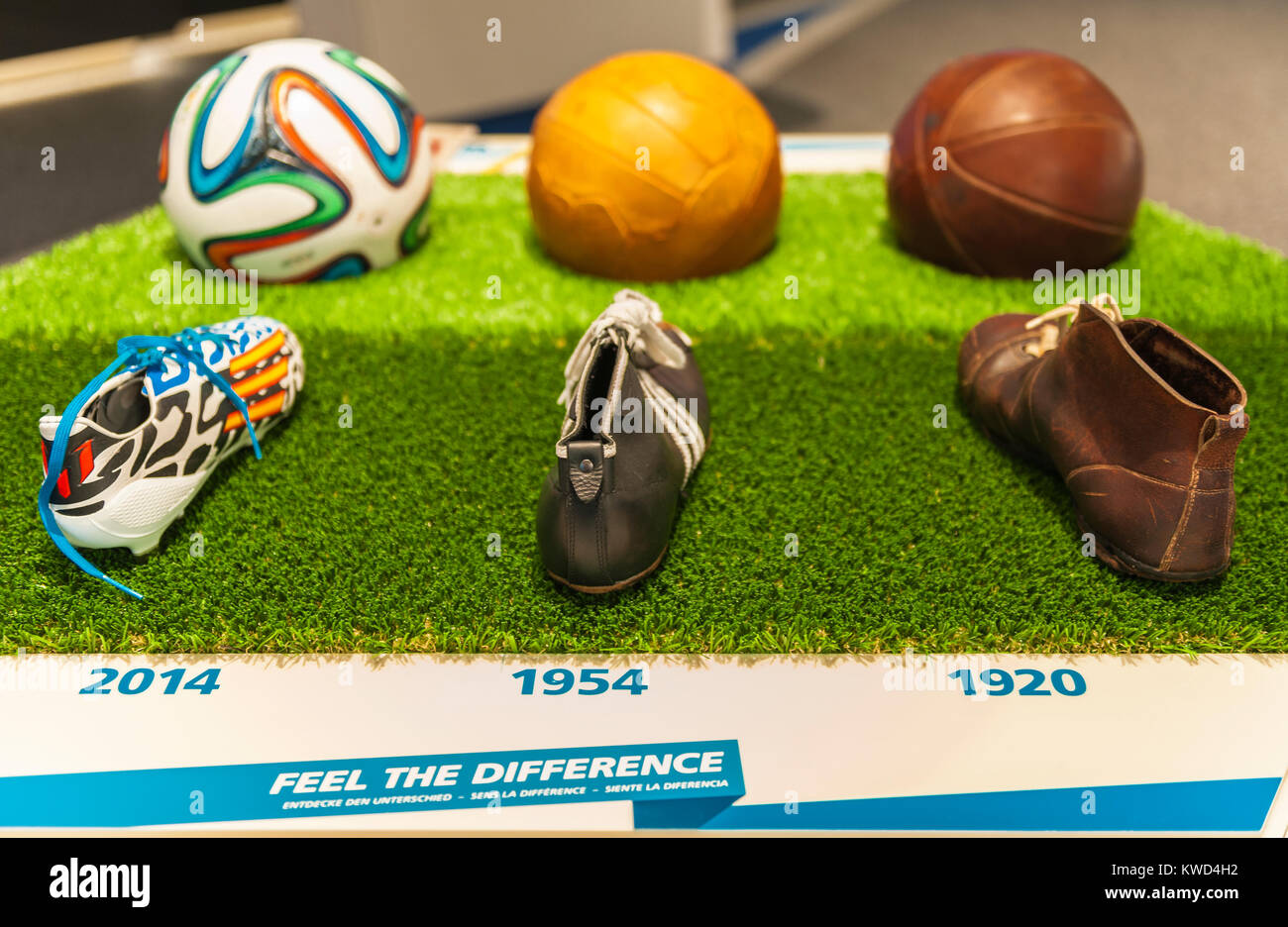 Sfera e scarpe da calcio cambia nel corso del tempo in esposizione in ufficiale di FIFA Museum di Zurigo, Svizzera Foto Stock