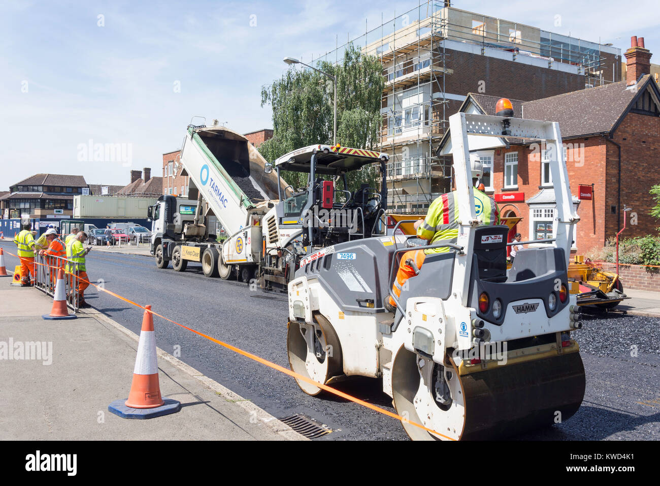Rifacimento della pavimentazione stradale macchinari al lavoro, Queensway, Bletchley, Milton Keynes, Buckinghamshire, Inghilterra, Regno Unito Foto Stock