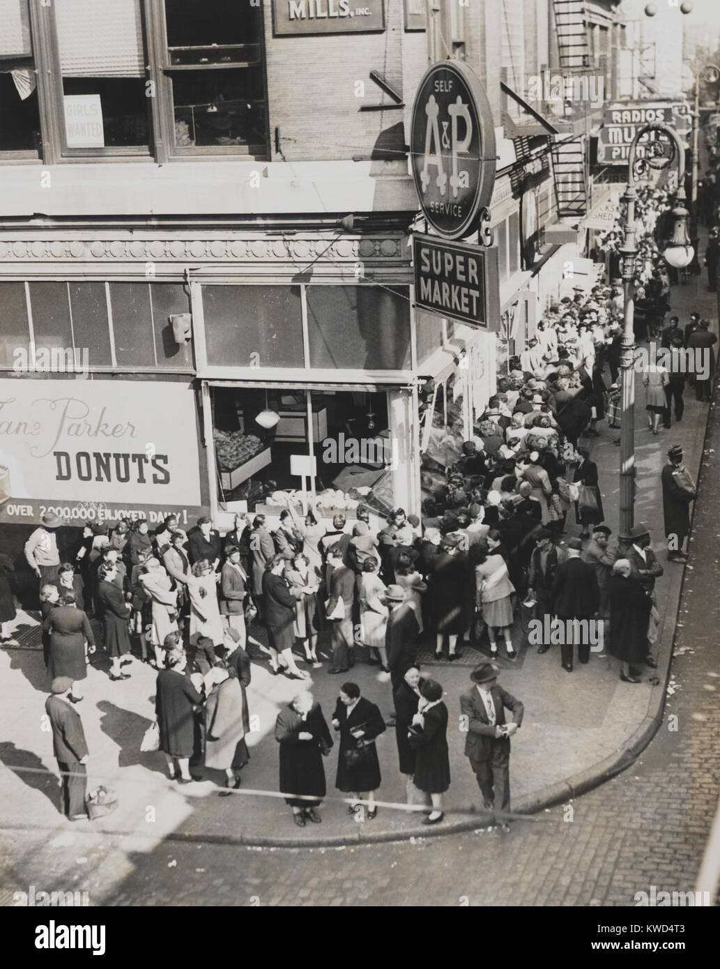 Un blocco di folla lunga attesa per l'apertura dell'A&P super mercato. La terza Avenue e 163Street, Bronx, New York City. Il 22 ottobre, 1946. (BSLOC 2014 13 174) Foto Stock