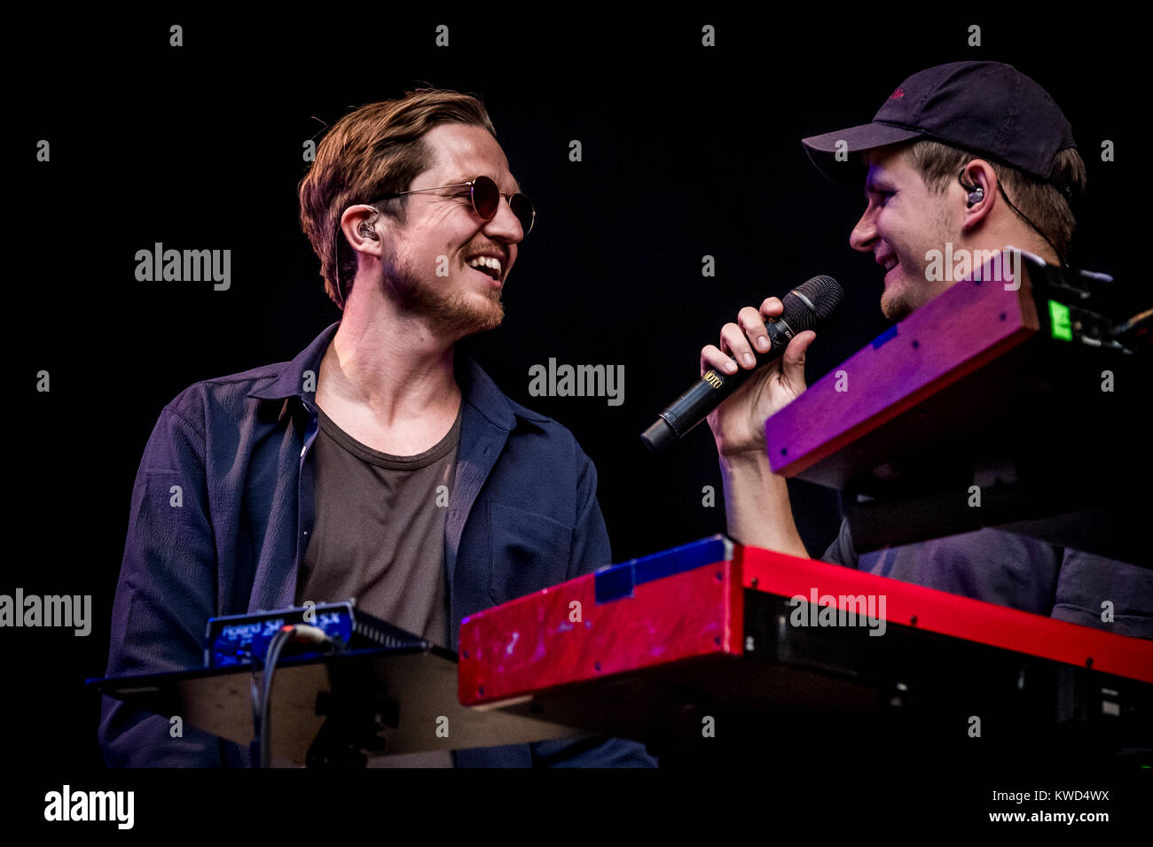 Il danese R&B Phlake duo esegue un concerto dal vivo presso il Danish music festival SmukFest 2016.. Qui il cantante e cantautore Mads Bo Iversen (R) è visto dal vivo sul palco con Jonathan Elkaer (L). Danimarca, 05/08 2016. Foto Stock