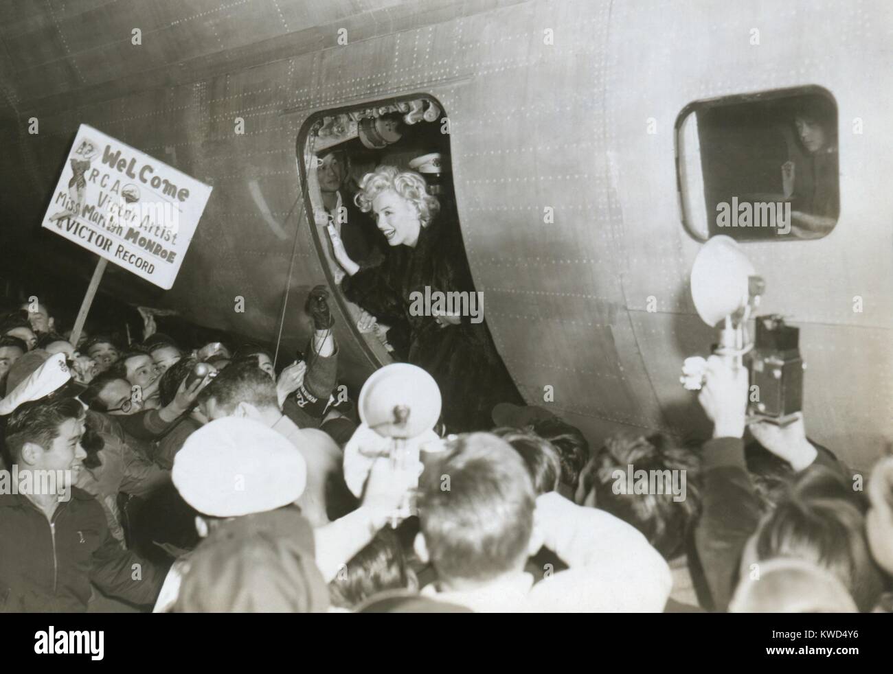 Marilyn Monroe che arrivano in un U.S. Le forze armate di base in Corea. Ha eseguito dieci mostra in quattro giorni, di fronte a platee che hanno totalizzato più di centomila soldati e marines. Ca. Feb. 18-22, 1954. (BSLOC 2014 13 204) Foto Stock