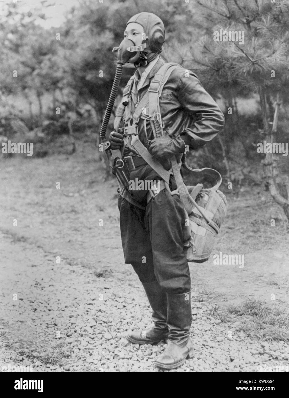 Nord coreano Lt. No Kum-Sok sbarcati a sud coreano Kimpo Air Force in un MiG il 7 settembre 21, 1953. Mentre egli era a conoscenza del funzionamento Moolah, ha ancora ricevuto il $100.000 ricompensa. Emigrò negli Stati Uniti nel 1954, ha cambiato il suo nome a Kenneth H. Rowe, sposati, aveva una famiglia, è andato al college e ha lavorato come ingegnere aeronautico fino al suo pensionamento nel 2000. In 1996 ha pubblicato un libro, "un MiG-15 alla libertà". (BSLOC 2014 11 236) Foto Stock