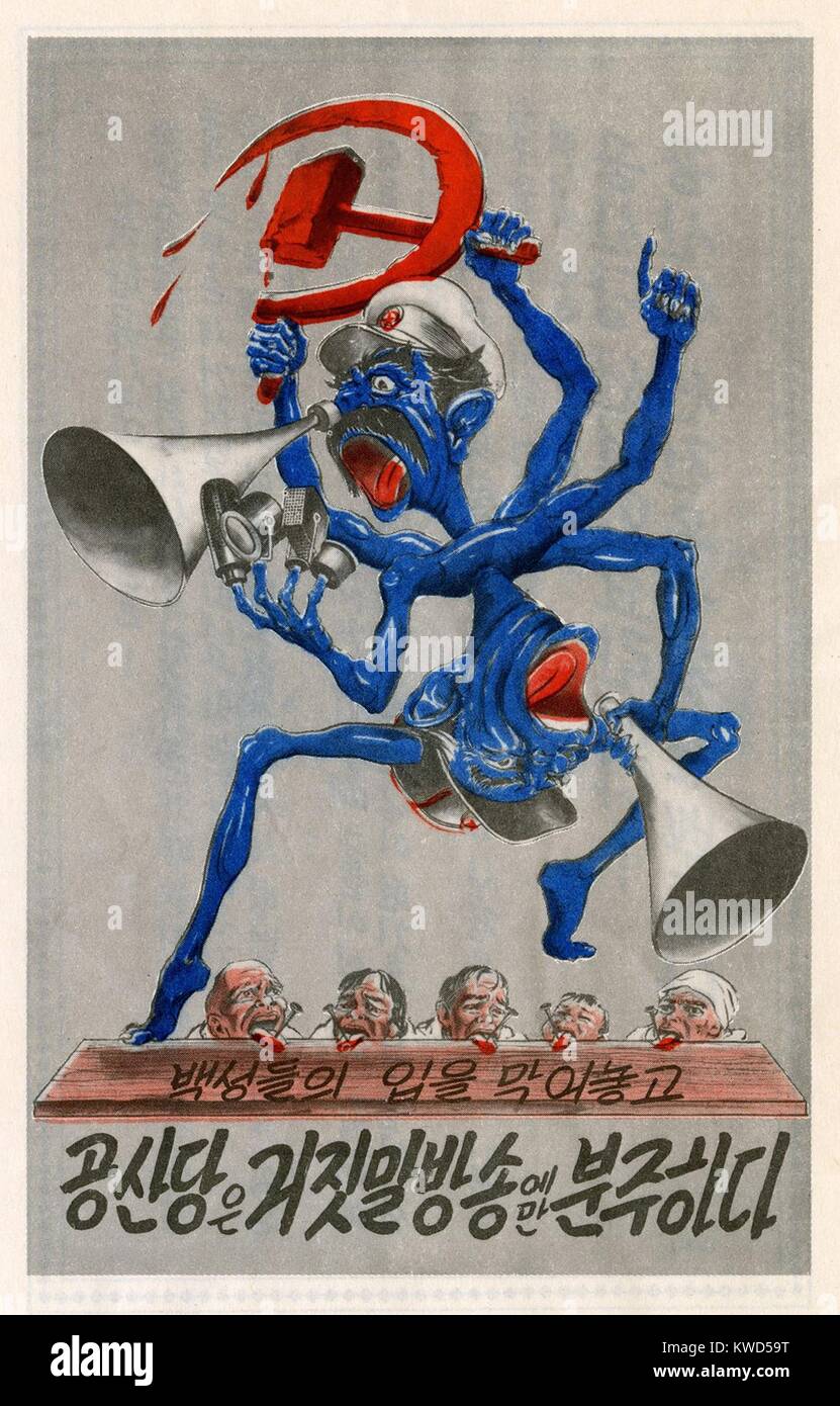 La Propaganda opuscolo distribuito dalle forze delle Nazioni Unite conducono dagli Stati Uniti durante la Guerra di Corea, 1950-1953. Una creatura blu con due bocche, megafoni, microfoni e falce e martello logo. Di seguito sono senza parole uomini coreani con le loro alette inchiodati ad un bordo. Stati Uniti Air Force B-29s aveva un sofisticato sistema di goccia opuscoli nelle missioni di notte su aree nemiche. (BSLOC 2014 11 270) Foto Stock