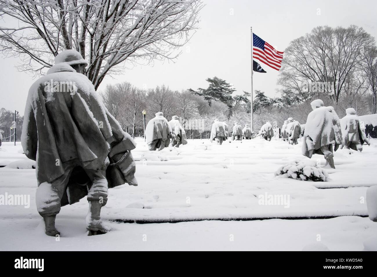 Memoriale dei Veterani di Guerra coreana, Washington D.C. L'elemento principale del memorial è di acciaio inossidabile di sculture di pesantemente i soldati vestiti troopers di pattuglia. Alcuni dei più immagini indelebili della guerra sono immagini delle truppe di sofferenza in inverno meteo. (BSLOC 2014 11 274) Foto Stock