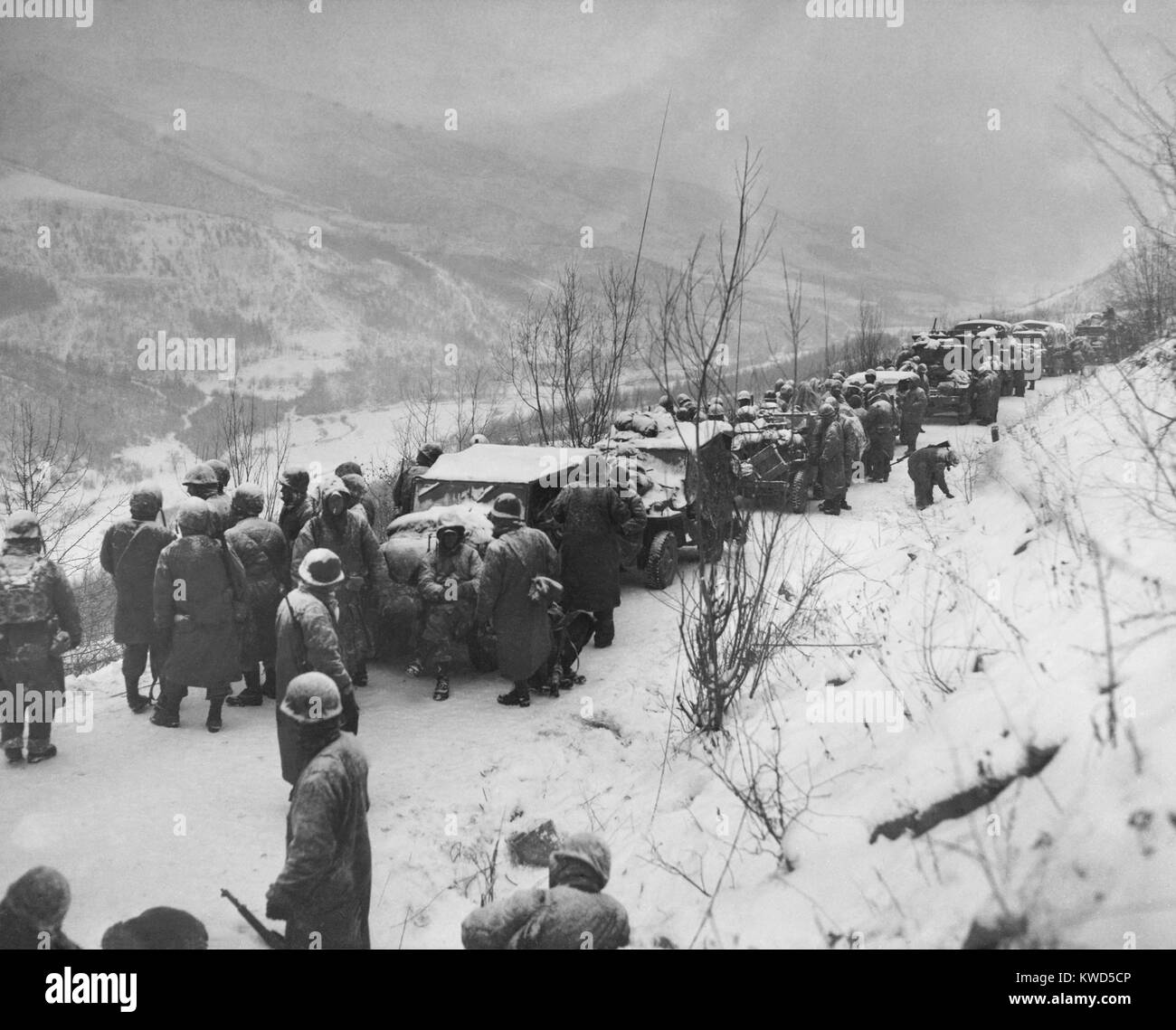 Stati Uniti Marines della quinta e settima reggimenti si è ritirato dal Yudam-Ni assediata da Hagaru. In cinque giorni e notti di sotto-zero venti e strade ghiacciate, dal 28 novembre al 3 dicembre Dec, hanno combattuto attraverso un 15 miglio sfida cinese di attacchi. Poi hanno avuto per riorganizzare per un miglio 40 lotta verso il basso i sentieri di montagna al mare. Nov. 28 -Dic. 3, 1950. Guerra di Corea, 1950-1953. (BSLOC 2014 11 81) Foto Stock Stati Uniti Marines della quinta e settima reggimenti si è ritirato dal Yudam-Ni assediata da Hagaru. In cinque giorni e notti di sotto-zero venti e strade ghiacciate, dal 28 novembre al 3 dicembre Dec, hanno combattuto attraverso un 15 miglio sfida cinese di attacchi. Poi hanno avuto per riorganizzare per un miglio 40 lotta verso il basso i sentieri di montagna al mare. Nov. 28 -Dic. 3, 1950. Guerra di Corea, 1950-1953. (BSLOC 2014 11 81) Foto Stock