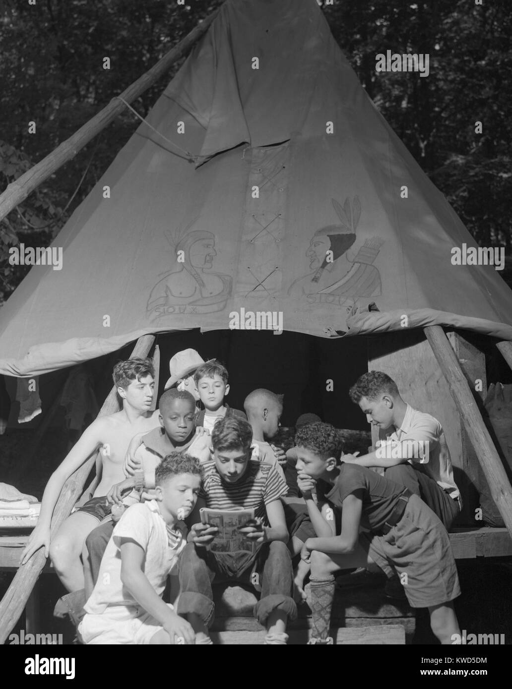 Razziale gruppo integrato di ragazzi la condivisione di un fumetto a Camp Nathan Hale in Southfields, NY. Il camp è stato supportato da metodista Camp Servizio. Agosto 1943 foto di Gordon parchi. (BSLOC 2014 13 100) Foto Stock