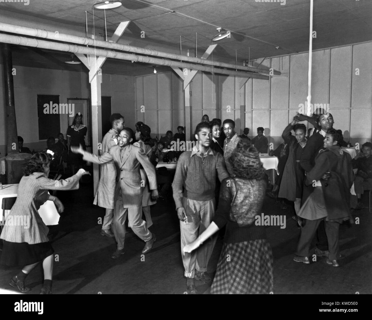 African American adolescenti a una danza in Oak Ridge, Tennessee. Probabilmente i figli di lavoratori impiegati nella costruzione del progetto Manhattan Clinton opere. Molti dei ballerini "indossare tute di zoot'. Foto di Ed Westcott, Dic 14, 1945. (BSLOC 2014 13 106) Foto Stock