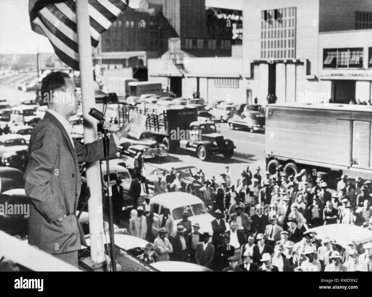 Harry ponti, dietro il microfono durante la convenzione di CIO in Cleveland, nov. 1949. Ponti ha rifiutato di lasciare l'Unione che stava tentando di buttare fuori i suoi parlamentari della sinistra. (BSLOC 2014 13 244) Foto Stock