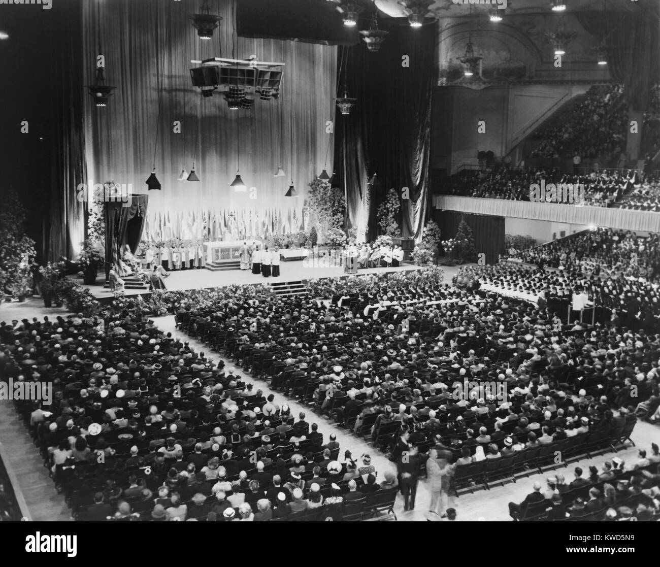 L Arcivescovo John J. Mitty (sinistra sul trono) osserva il Pontificio la massa alta. A San Francisco Civic Auditorium migliaia hanno pregato per il successo di incontri per stabilire le Nazioni Unite. 1945. (BSLOC 2014 13 25) Foto Stock