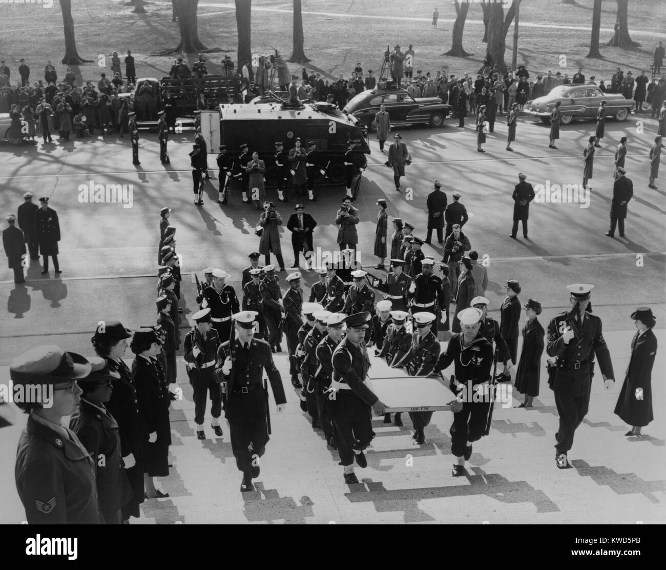 Stati Uniti Costituzione spostato in archivi nazionali dalla sua precedente in custodia presso la Biblioteca del Congresso. Dodici membri delle Forze Armate della polizia speciale ha portato il 6 dei documenti pergamenacei, racchiusi in elio-vetro riempita di casi e racchiusi in casse di legno, attraverso un cordone di 88 servicewomen. Dic. 13, 1952. (BSLOC 2014 13 46) Foto Stock Stati Uniti Costituzione spostato in archivi nazionali dalla sua precedente in custodia presso la Biblioteca del Congresso. Dodici membri delle Forze Armate della polizia speciale ha portato il 6 dei documenti pergamenacei, racchiusi in elio-vetro riempita di casi e racchiusi in casse di legno, attraverso un cordone di 88 servicewomen. Dic. 13, 1952. (BSLOC 2014 13 46) Foto Stock