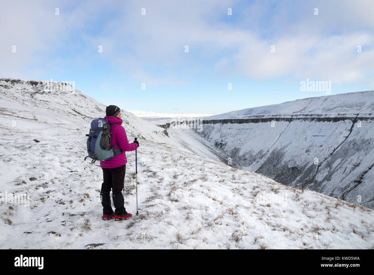 Walker Visualizzazione di un nevoso tazza alta da Nick del The Pennine Way in inverno, Cumbria, Regno Unito Foto Stock