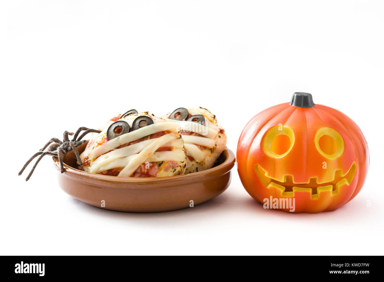 Mummie di Halloween mini pizza isolati su sfondo bianco Foto Stock