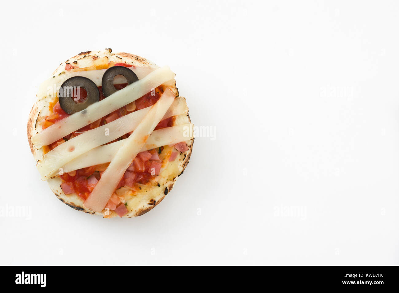 Mummie di Halloween mini pizza isolati su sfondo bianco Foto Stock