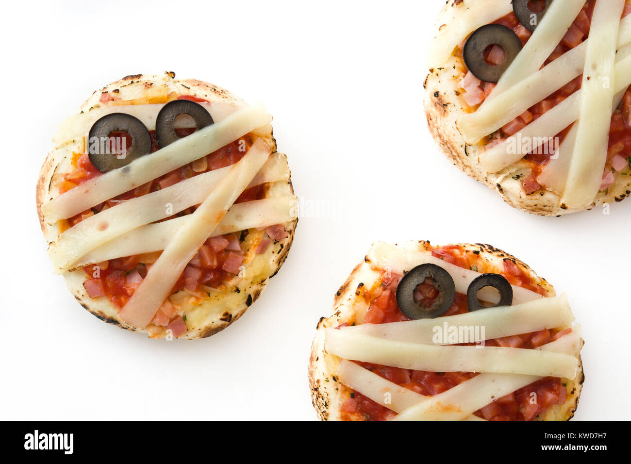 Mummie di Halloween mini pizza isolati su sfondo bianco Foto Stock