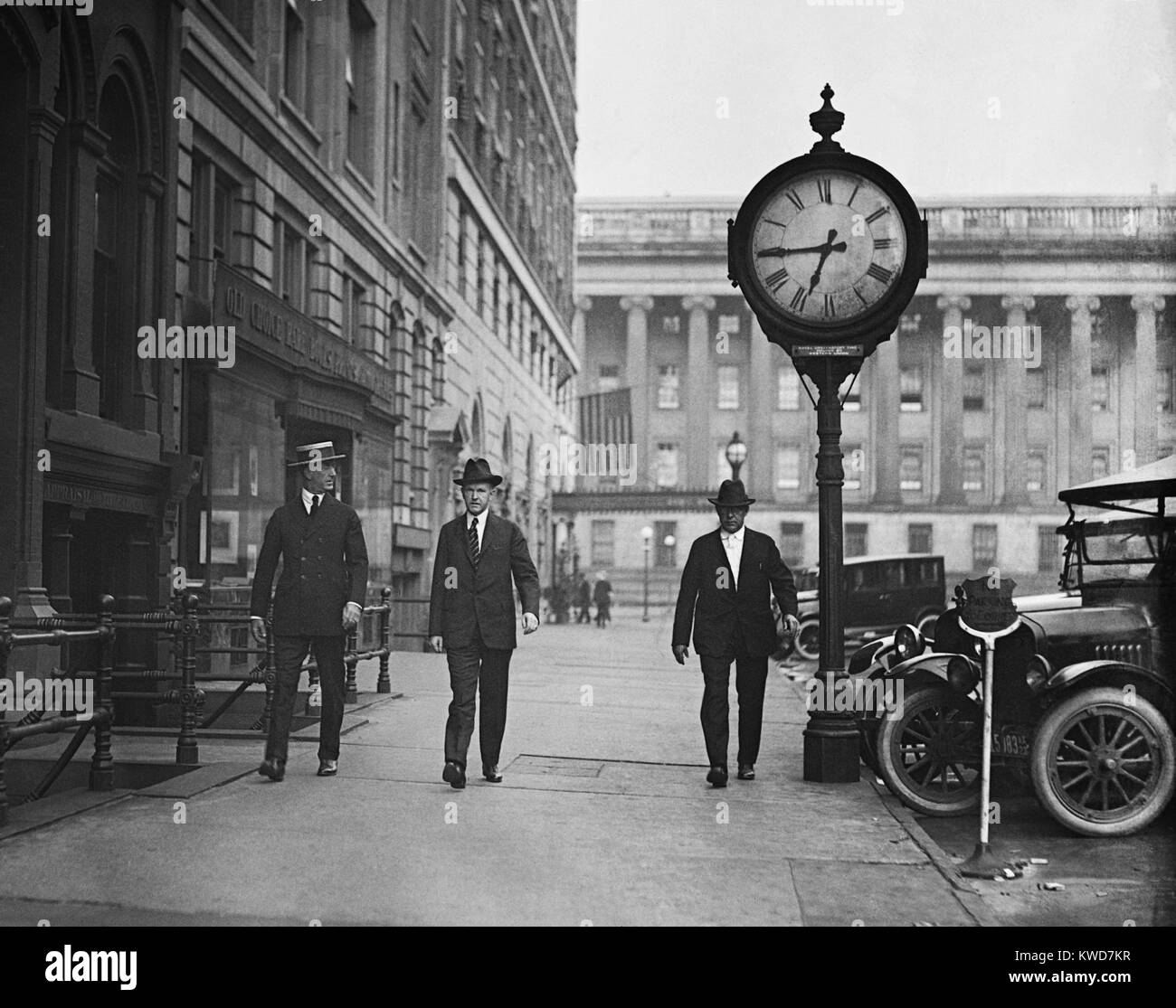 Calvin Coolidge camminando su un Washington Street nel 1923. (BSLOC 2015 15 98) Foto Stock