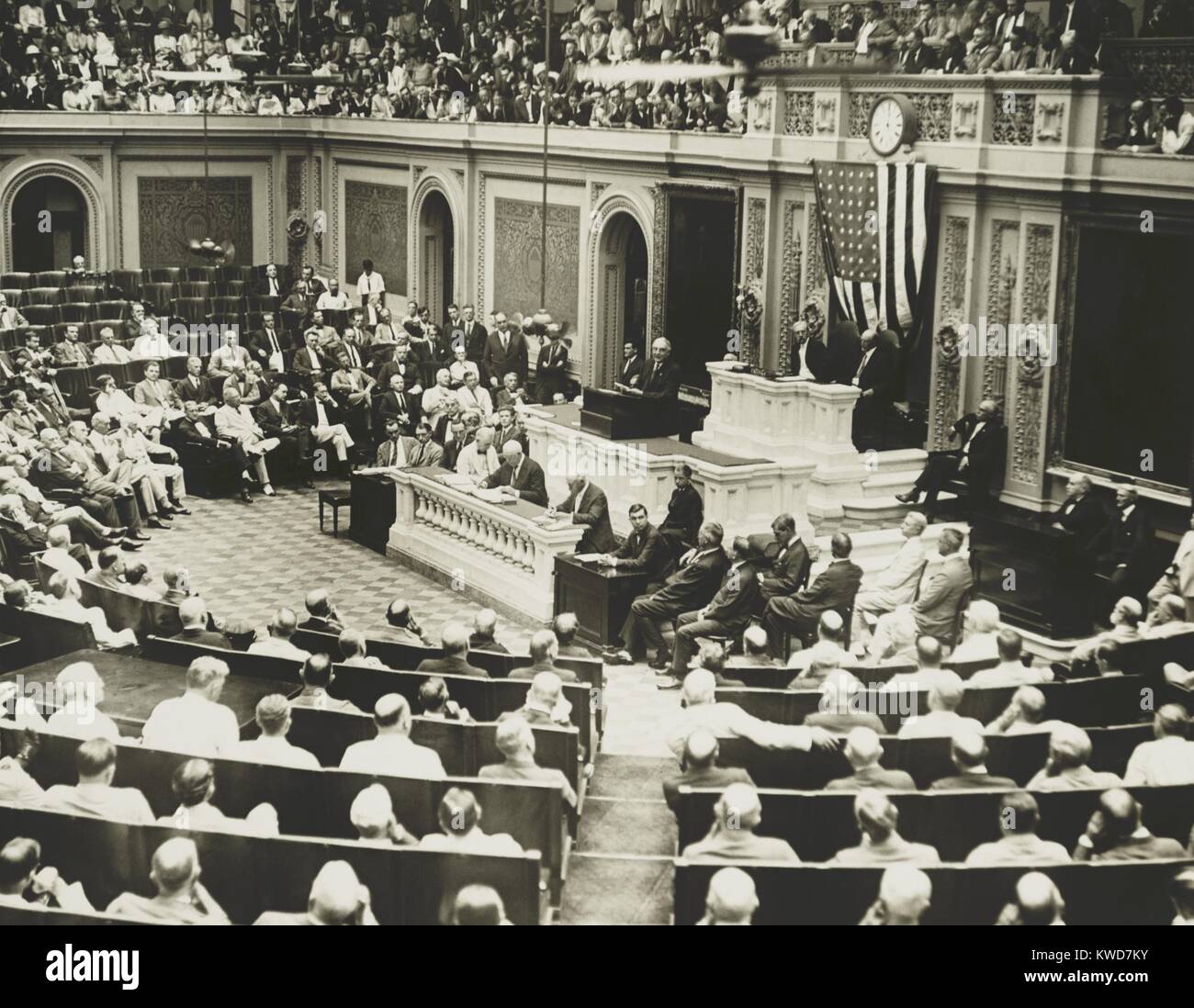 Warren Harding parlando nella Casa dei Rappresentanti, ca. 1920-21. Dietro di lui, sull'altoparlante il rostro sono VP Thomas Marshall e altoparlante Casa Federico Gillett. Probabilmente prese quando Harding era presidente-eletto da nov. 1920 a febbraio 1921. (BSLOC 2015 16 1) Foto Stock