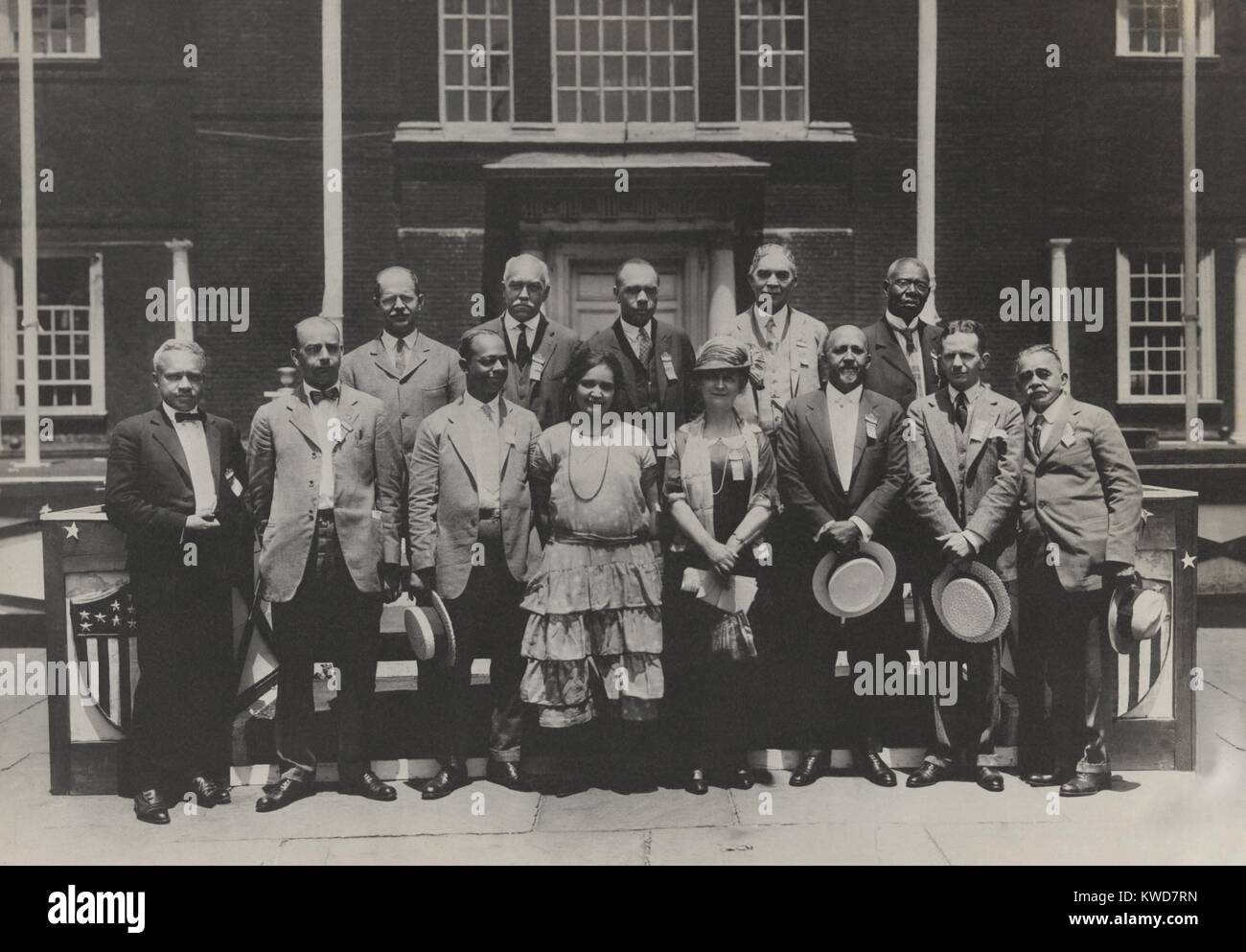 Tredici americano africano i partecipanti di una convenzione a Filadelfia nel 1920s. Gruppo include Maria Ovington, W. E. B. Du Bois, e Walter bianco, 5th, 6th, e 7 da sinistra in prima fila. In seconda fila, tra le donne, è James Weldon Johnson. (BSLOC 2015 16 145) Foto Stock