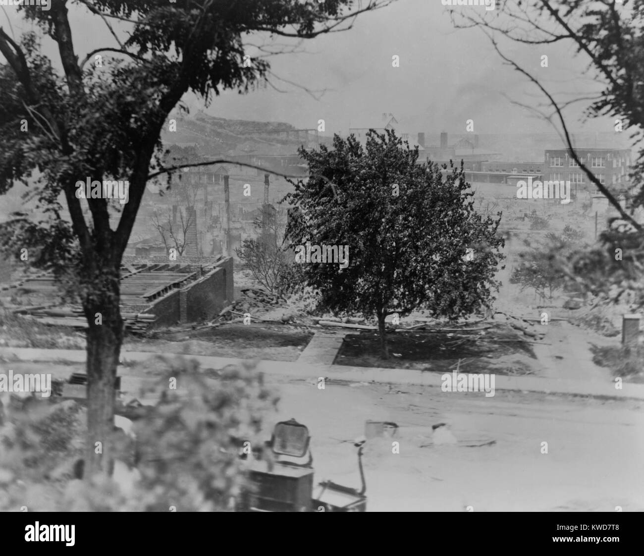 Le macerie delle case di African American quartiere di Greenwood in Tulsa, dopo la gara di sommossa. Il focolaio di corsa urbana tumulti da 1917-1923, Tulsa è stato il peggiore, distruggendo oltre un migliaio di case e edifici comunitari dal 31 maggio al 1 giugno 1921. (BSLOC 2015 16 156) Foto Stock