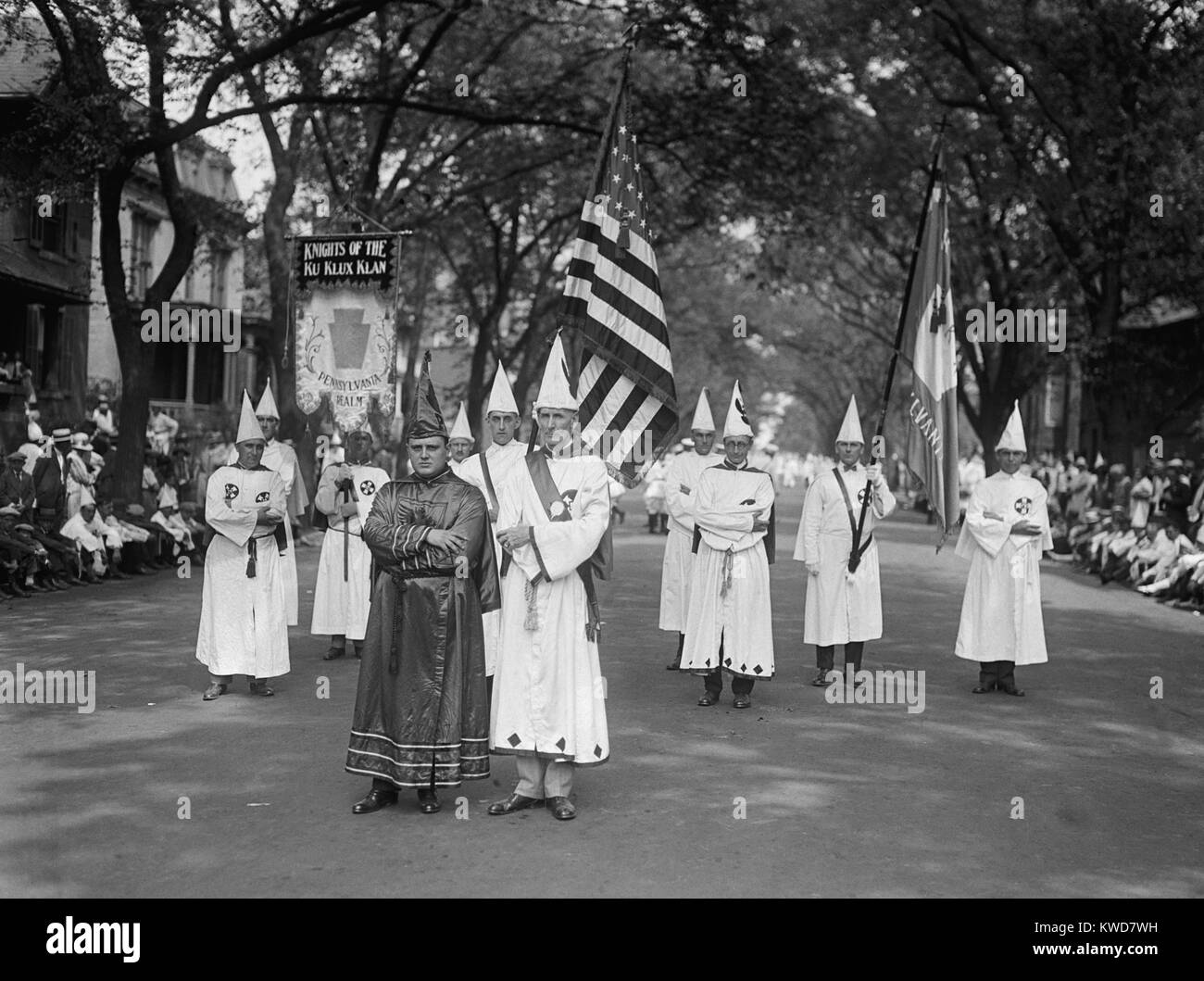 I Cavalieri del Ku Klux Klan dal "Pennsylvania Realm' pausa per un photographer di notizie. Essi sono stati tra i 25.000 a 35.000 che hanno marciato smascherato nella grande sfilata in Pennsylvania Avenue su Agosto 8, 1925. (BSLOC 2015 16 182) Foto Stock