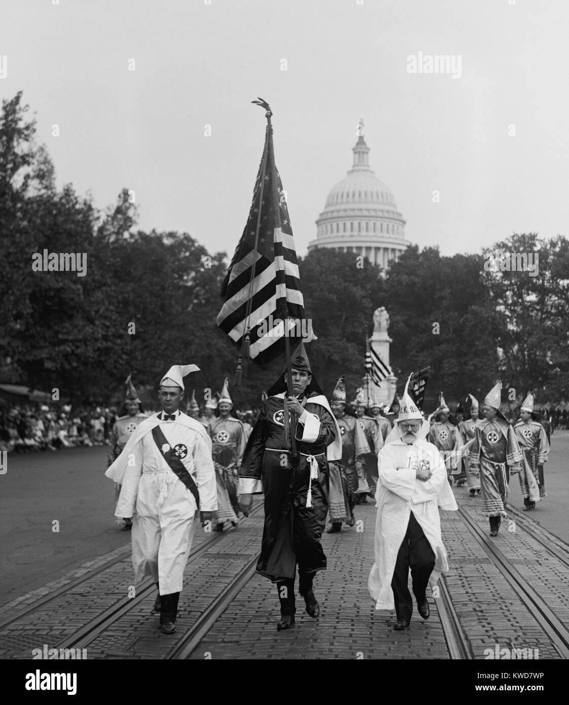 Ku Klux Klansmen sulla sfilata in Pennsylvania Avenue con il Campidoglio in background. Washington, D.C. Sett. 13, 1926. (BSLOC 2015 16 184) Foto Stock