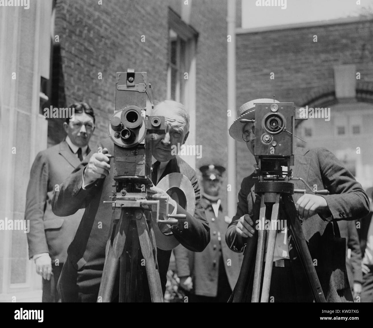 Il repubblicano candidato presidenziale Warren Harding operando un cinegiornale fotocamera. A destra è un fotoreporter al senatore Harding's Washington home. Ca. Giugno 1920. (BSLOC 2015 16 2) Foto Stock