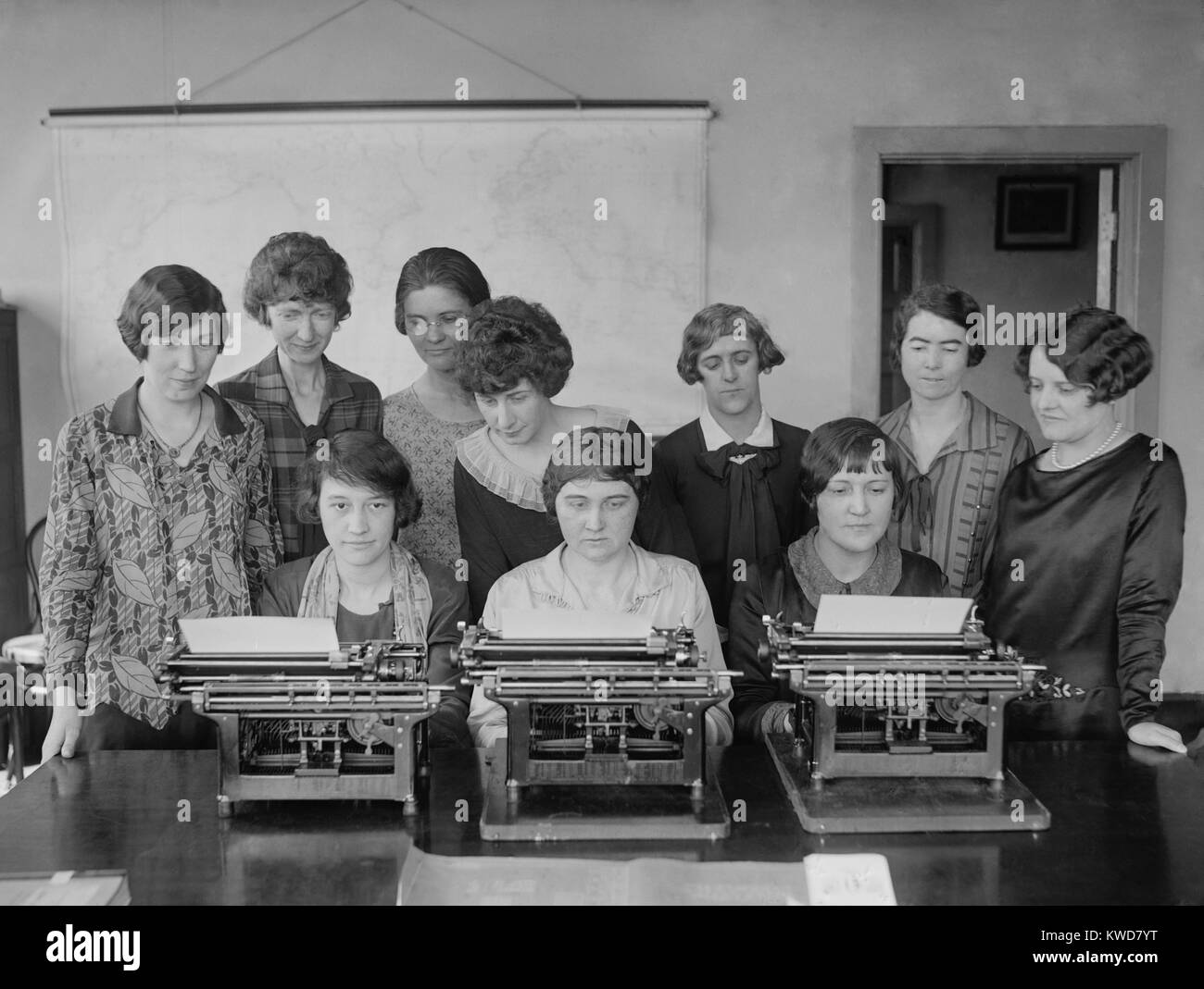 Giovani donne lavoratori presso l' Ufficio di presidenza di aeronautica in un concorso di scrittura. Aprile 15, 1926. (BSLOC 2015 16 223) Foto Stock