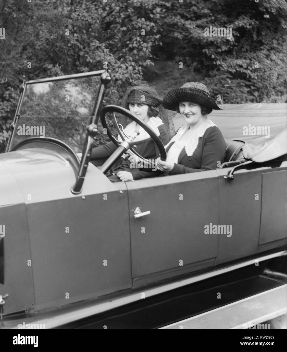 Giovani donne alla guida di una convertibile in Washington, D.C. Ca. 1920. (BSLOC 2015 16 233) Foto Stock