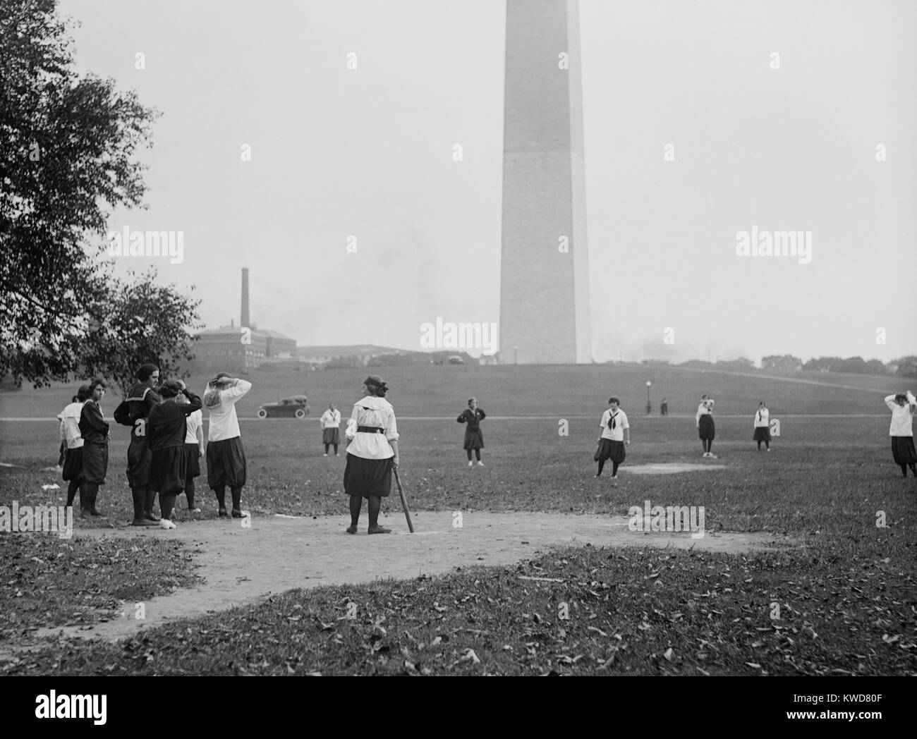 Giovani donne in bloomers e middy camicie a giocare a baseball sul National Mall. 19 ott 1919. Washington, D.C. (BSLOC 2015 16 237) Foto Stock